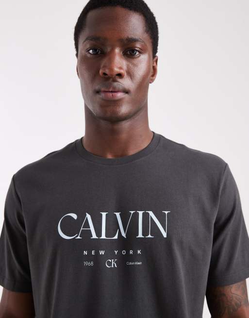 Calvin Klein Jeans – T-Shirt in Schwarz mit Grafik auf der Brust, 5 von 5
