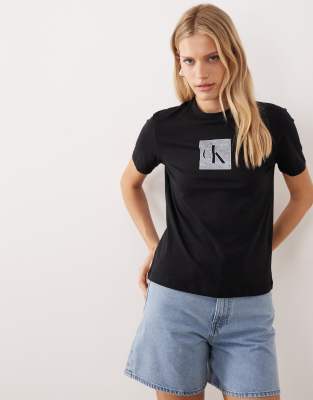 Calvin Klein Jeans - T-Shirt in Schwarz mit klassischem Schnitt und Monogramm