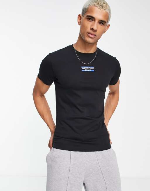 Logo – mit Schwarz T-Shirt der | ASOS Jeans Brust Calvin Klein auf in