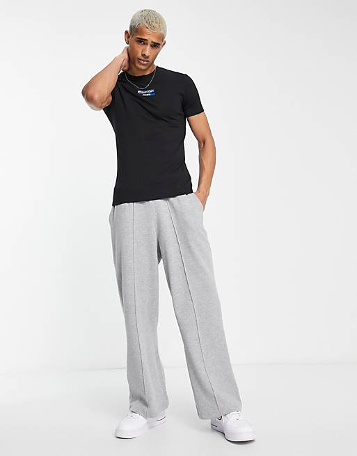 Calvin Klein Jeans – T-Shirt in Schwarz mit Logo auf der Brust | ASOS