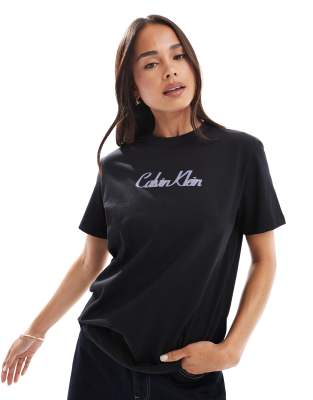 Calvin Klein Jeans - T-Shirt in Schwarz mit Logo-Schriftzug