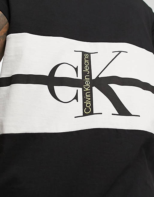 Calvin Klein Jeans – T-Shirt in Schwarz mit Logo-Streifen im  Blockfarbendesign auf dem Rücken | ASOS