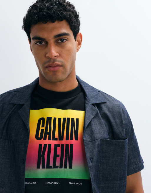 Calvin Klein Jeans – T-Shirt in Schwarz mit Pride-Print, 2 von 5