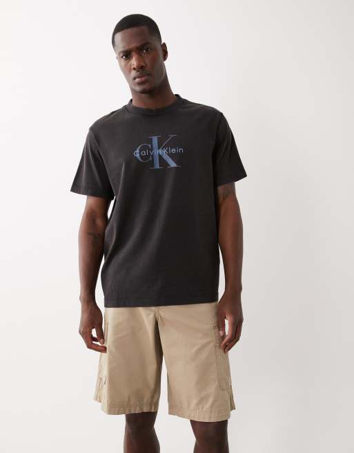 Calvin Klein Jeans – T-Shirt in schwarzer Acid-Waschung mit Logoprint , 4 von 5