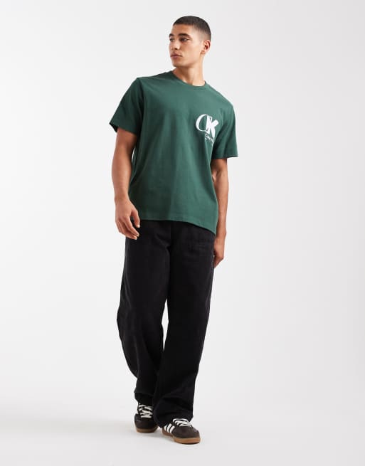 Calvin Klein Jeans – T-Shirt in Tannengrün mit großem Logo auf der Brust, 2 von 5