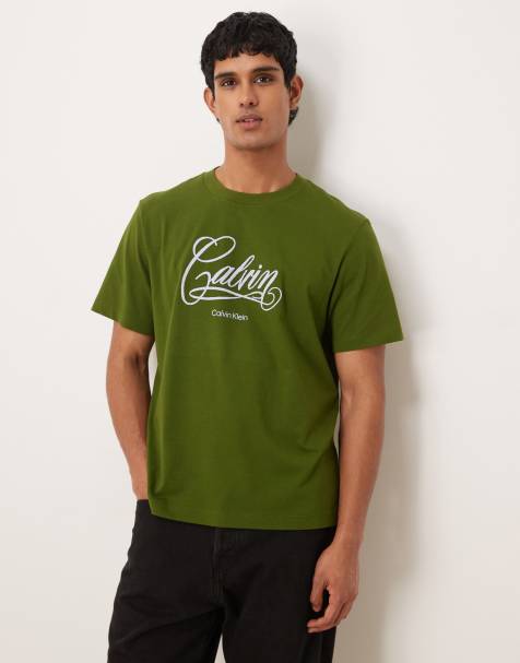 Calvin Klein Jeans – T-Shirt in Tannengrün mit Schriftzug auf der Brust - view 1