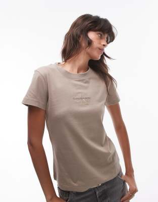 Calvin Klein Jeans - T-Shirt in Taupe mit farblich abgestimmtem Logo und schmalem Schnitt-Neutral