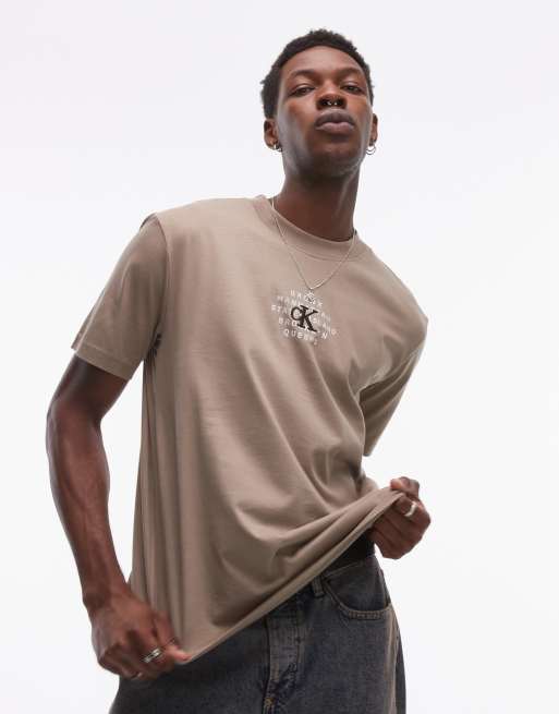 Calvin Klein Jeans – T-Shirt in Taupe mit NYC-Grafikprint