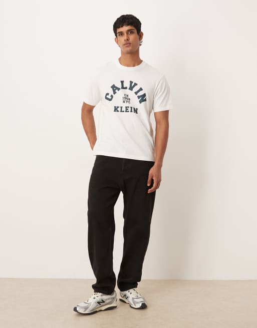 Calvin Klein Jeans – T-Shirt in Weiß mit College-Print auf der Brust, 2 von 5