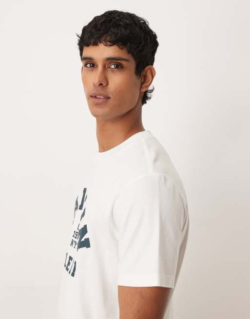 Calvin Klein Jeans – T-Shirt in Weiß mit College-Print auf der Brust, 4 von 5