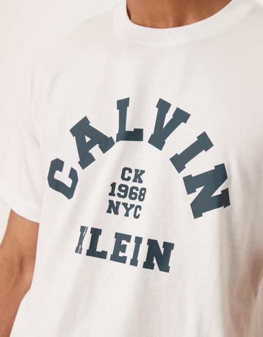 Calvin Klein Jeans – T-Shirt in Weiß mit College-Print auf der Brust, 5 von 5