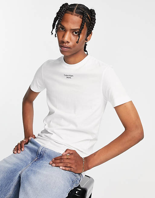 Calvin Klein Jeans – T-Shirt in Weiß mit gestapeltem Logo | ASOS
