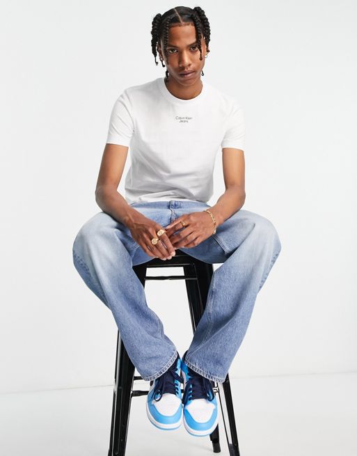 Calvin Klein Jeans – Schmal geschnittenes T-Shirt in Dunkelgrün mit  Logo-Schriftzug