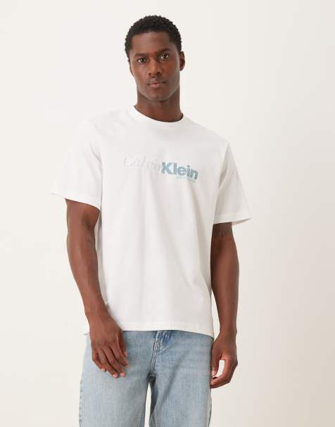 Calvin Klein Jeans – T-Shirt in Weiß mit großem, zentriertem Logo - view 1