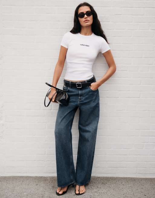 Calvin Klein Jeans – T-Shirt in Weiß mit klassischem Schnitt und beflocktem Logo, 2 von 5