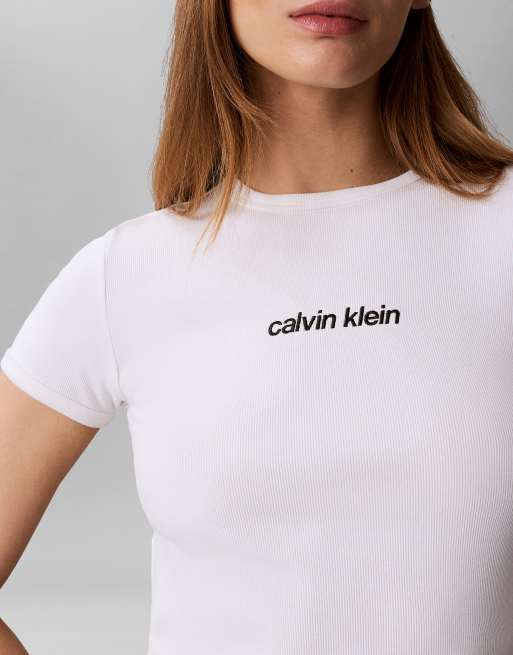 Calvin Klein Jeans – T-Shirt in Weiß mit klassischem Schnitt und beflocktem Logo, 4 von 5