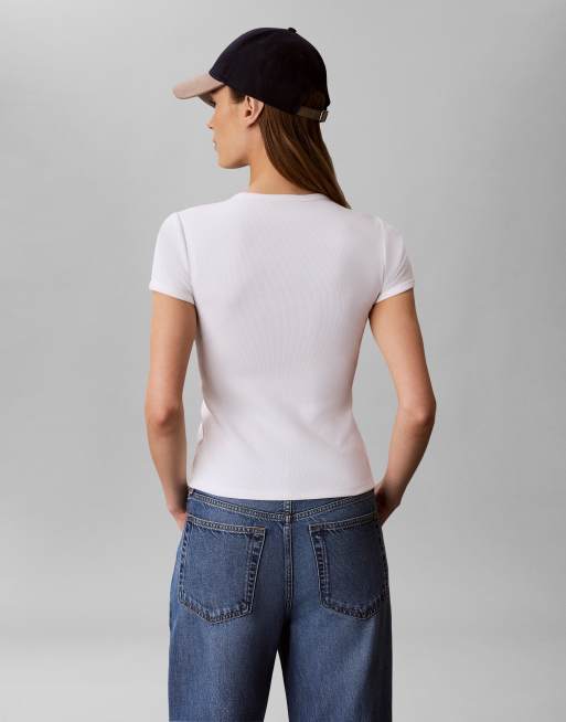 Calvin Klein Jeans – T-Shirt in Weiß mit klassischem Schnitt und beflocktem Logo, 5 von 5