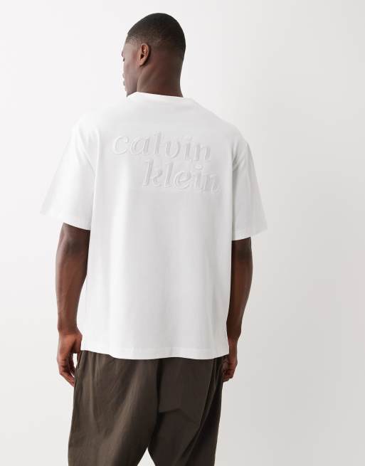 Calvin Klein Jeans – T-Shirt in Weiß mit Logografik auf der Brust, 4 von 5