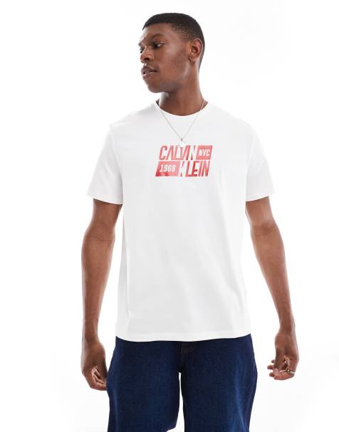 Calvin Klein Jeans – T-Shirt in Weiß mit „NYC“-Retro-Grafikprint in Rot - view 1