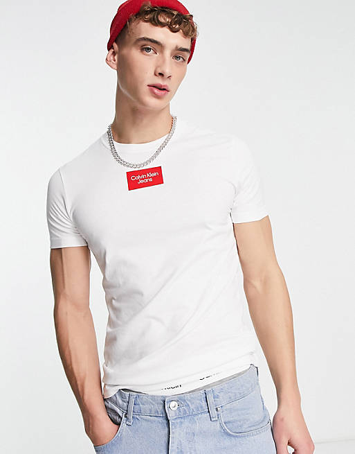 Calvin Klein Jeans – T-Shirt in Weiß mit schmalem Schnitt und kleinem Box-Logo  in der Mitte | ASOS