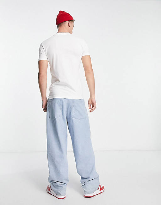 Calvin Klein Jeans – T-Shirt in Weiß mit schmalem Schnitt und kleinem Box-Logo  in der Mitte | ASOS