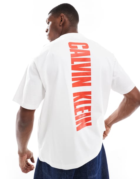 Calvin Klein Jeans – T-Shirt in Weiß mit vertikalem Rückenprint in Rot - view 1