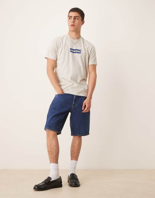 Calvin Klein Jeans – T-Shirt in Wollweiß mit zentriertem, eckigem Logo, 2 von 4