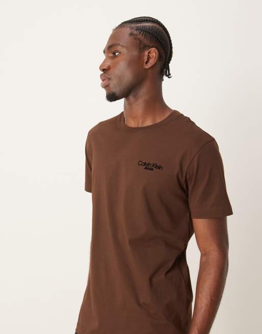 Calvin Klein Jeans T shirt marrone scuro con stampa del logo sul retro In esclusiva su ASOS ASOS