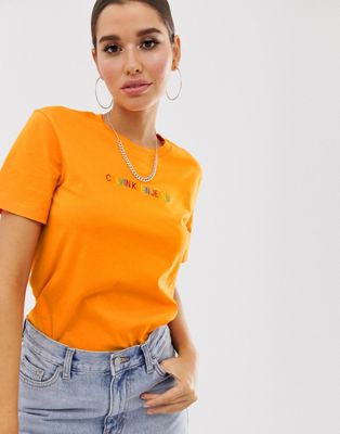 Calvin Klein Jeans – T-shirt med regnbågslogga-Orange