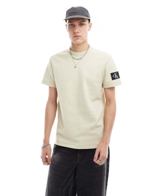 Calvin Klein Jeans - T-shirt met badge en wafelstructuur in zandkleur