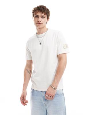 Calvin Klein Jeans - T-shirt met badge in gebroken wit - view 1
