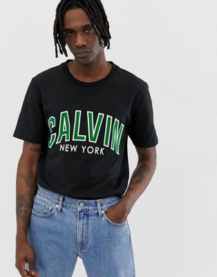 Calvin Klein Jeans - T-shirt met groot collegelogo in zwart