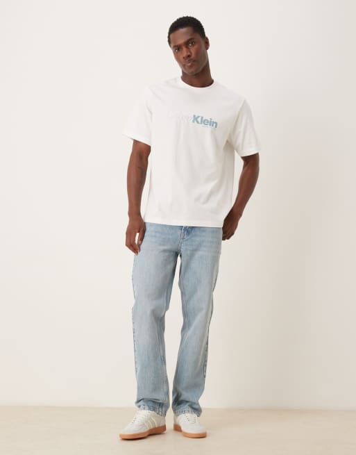 Calvin Klein Jeans - T-shirt met groot logo in het midden in wit, 2 van 5