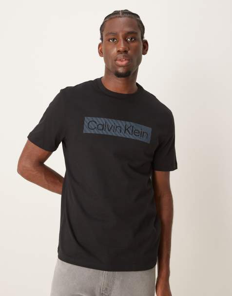 Calvin Klein Jeans - T-shirt met logo in gestreept kader in zwart - view 1