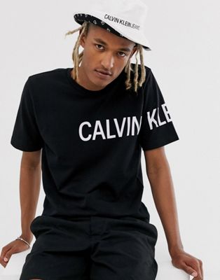 Calvin Klein Jeans - T-shirt met logo op de mouw in zwart