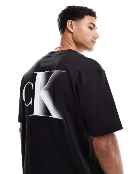 Calvin Klein Jeans - T-shirt met opvallende CK-print op de achterkant in zwart - view 1