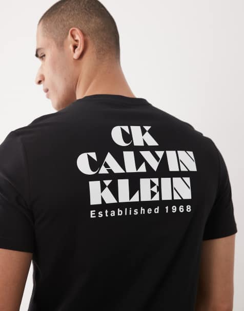 Calvin Klein Jeans - T-shirt met resort print op de borst in zwart - view 1