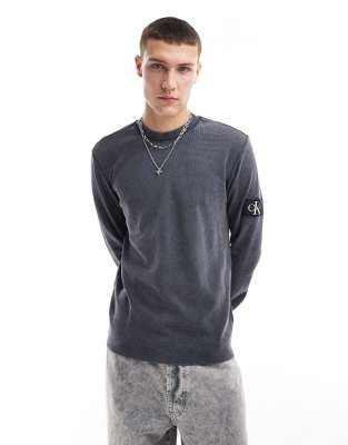 Calvin Klein Jeans - T-shirt met wafeltextuur, lange mouwen en badge in zwart met wassing