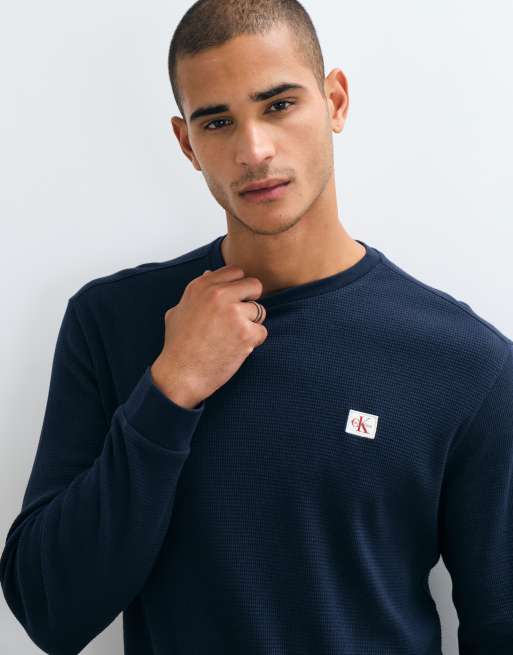 Calvin Klein Jeans T-Shirt mit gewebtem Label, langärmlig, in Marineblau, 5 von 5