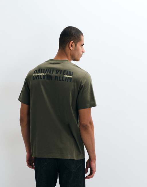 Calvin Klein Jeans T-Shirt mit Grafik auf der Rückseite in Khakigrün, 4 von 5