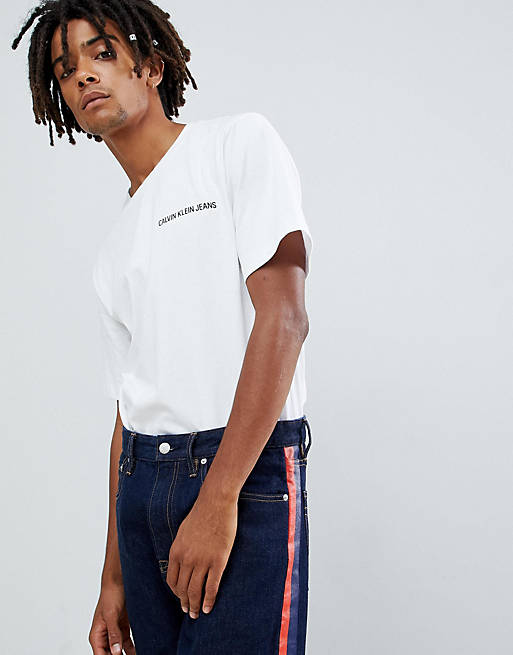Calvin Klein Jeans – T-Shirt mit Logo auf der Brust, Schwarz bedruckt | ASOS