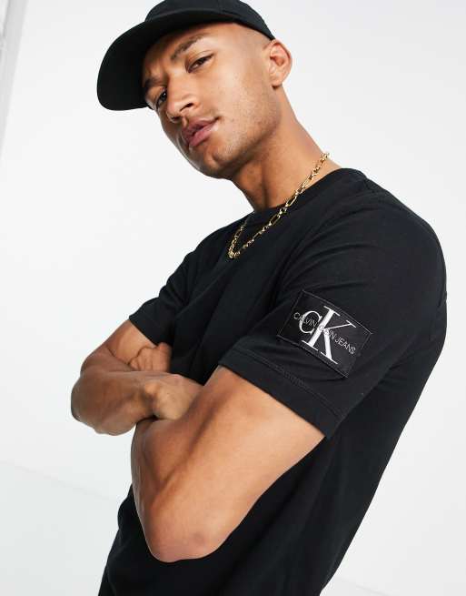 Calvin Klein Jeans – T-Shirt mit Monogramm-Aufnäher in Schwarz | ASOS