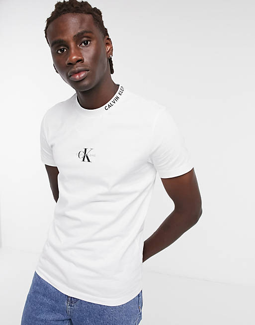 Calvin Klein Jeans – T-Shirt mit Rundhalsausschnitt mit Intarsienlogo in  Weiß | ASOS