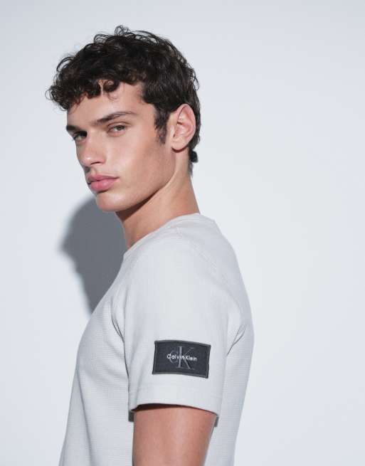 Calvin Klein Jeans T-Shirt mit Rundhalsausschnitt, Waffelstruktur und Badge in Hellgrau, 2 von 5