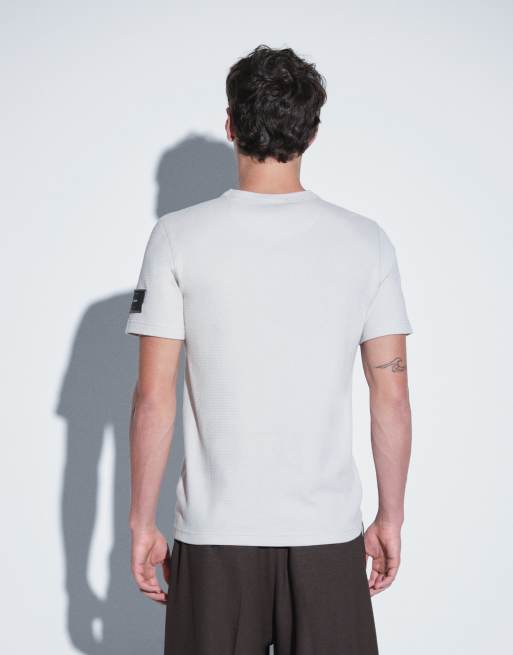 Calvin Klein Jeans T-Shirt mit Rundhalsausschnitt, Waffelstruktur und Badge in Hellgrau, 3 von 5