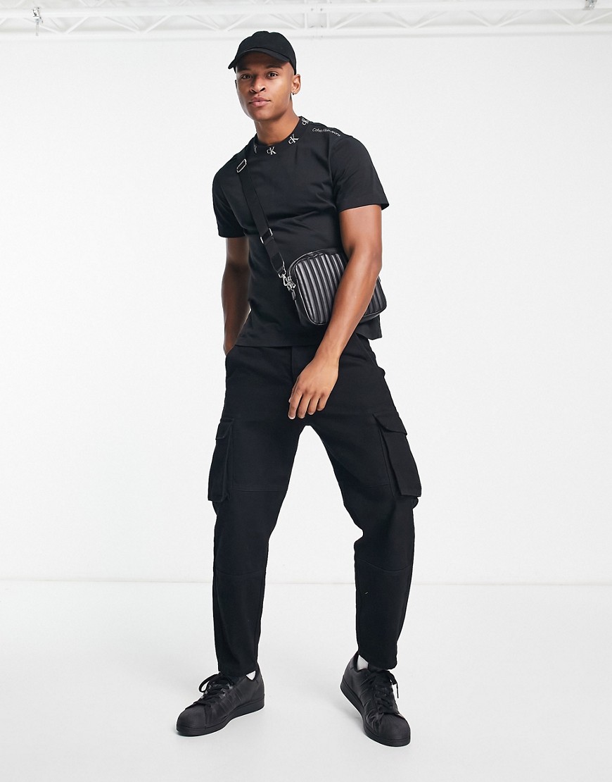T-shirt nera con logo jacquard sul collo-Nero - Calvin Klein Jeans T-shirt donna  - immagine1