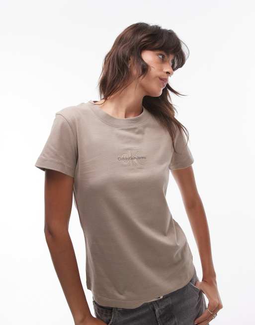 Calvin Klein Jeans – T-shirt o dopasowanym kroju w kolorze taupe z logo z monogramem