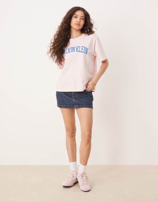 Calvin Klein Jeans - T-shirt rosa confetto stile college, 2 di 4