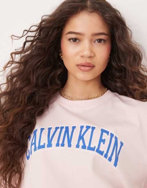 Calvin Klein Jeans - T-shirt rosa confetto stile college, 3 di 4