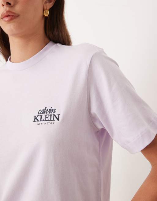 Calvin Klein Jeans - T-shirt squadrata lilla con logo ricamato, 2 di 4